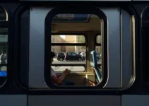 Passageira cai na rua após porta de ônibus abrir